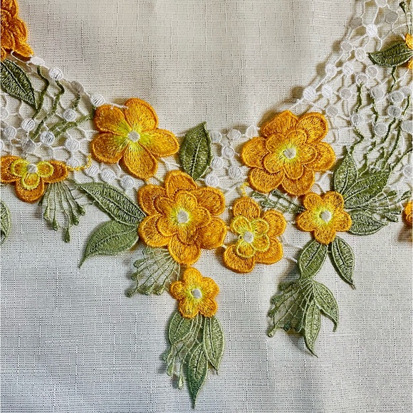 Floral  thread embroidery cutwork style neck line (1pc) appliqué of high quality - Picture 3 of 9